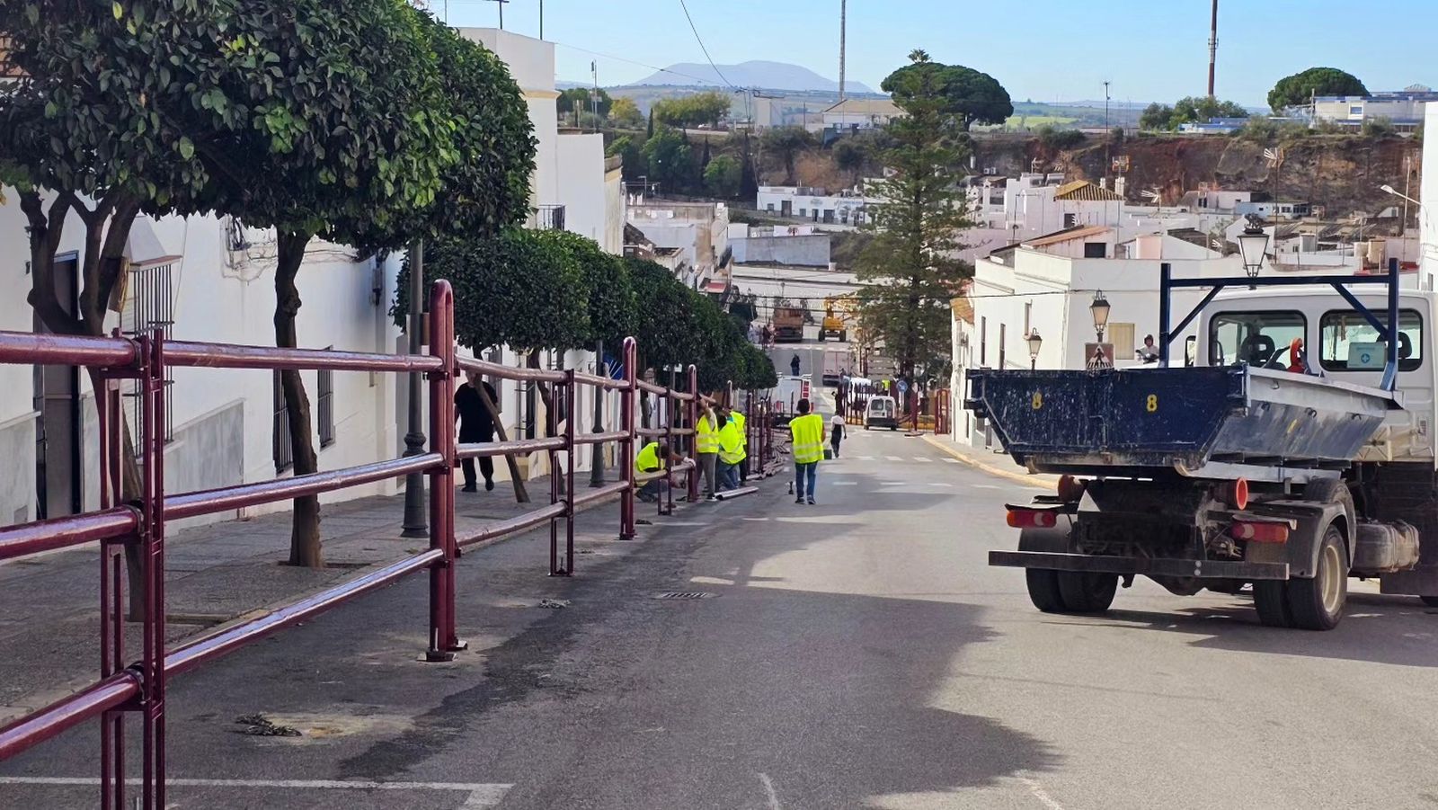 Instalación en la vía del valaldo protector para la suelta de los toros.