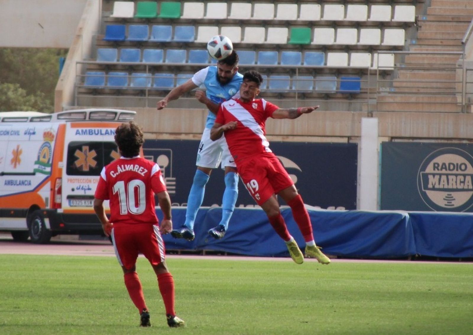 Un defensa local supera a Diego Talaverón en un salto.