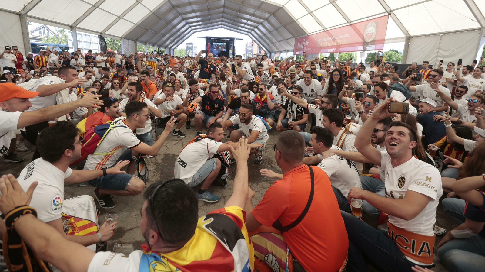 Miles de valencianistas en el interior de su carpa.