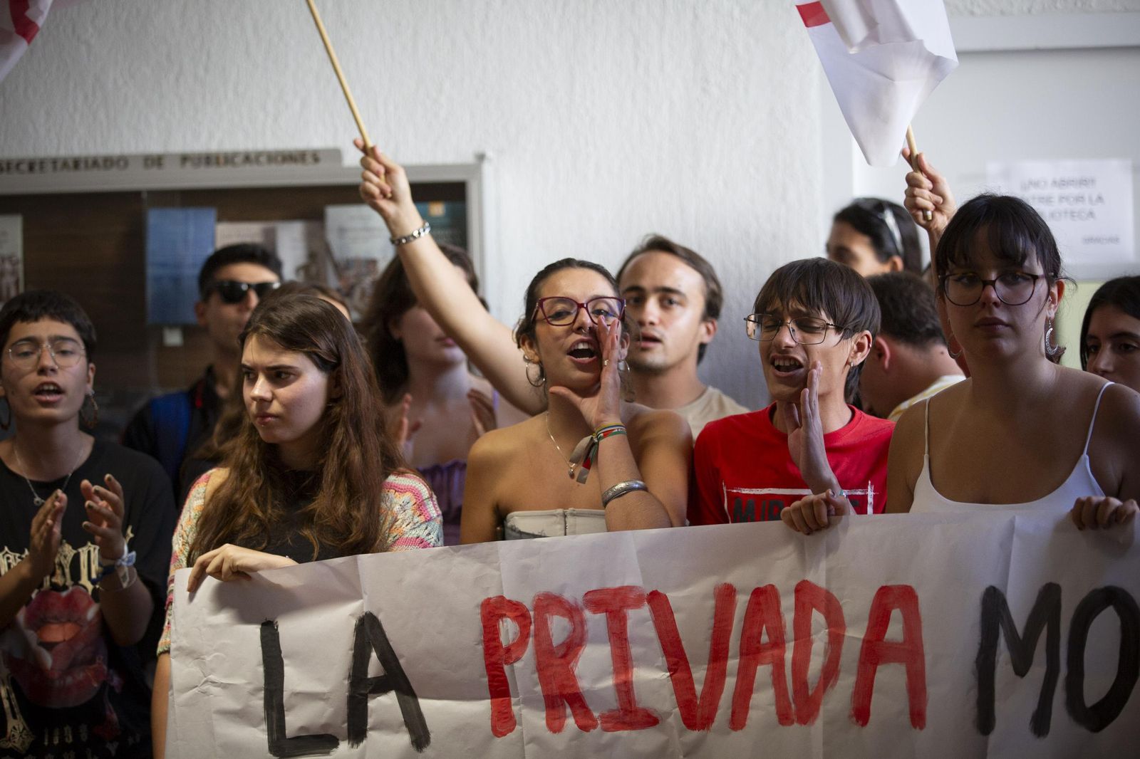 Así ha sido el tenso recibimiento a la vicepresidenta Yolanda Díaz en la Universidad de Granada: las imágenes