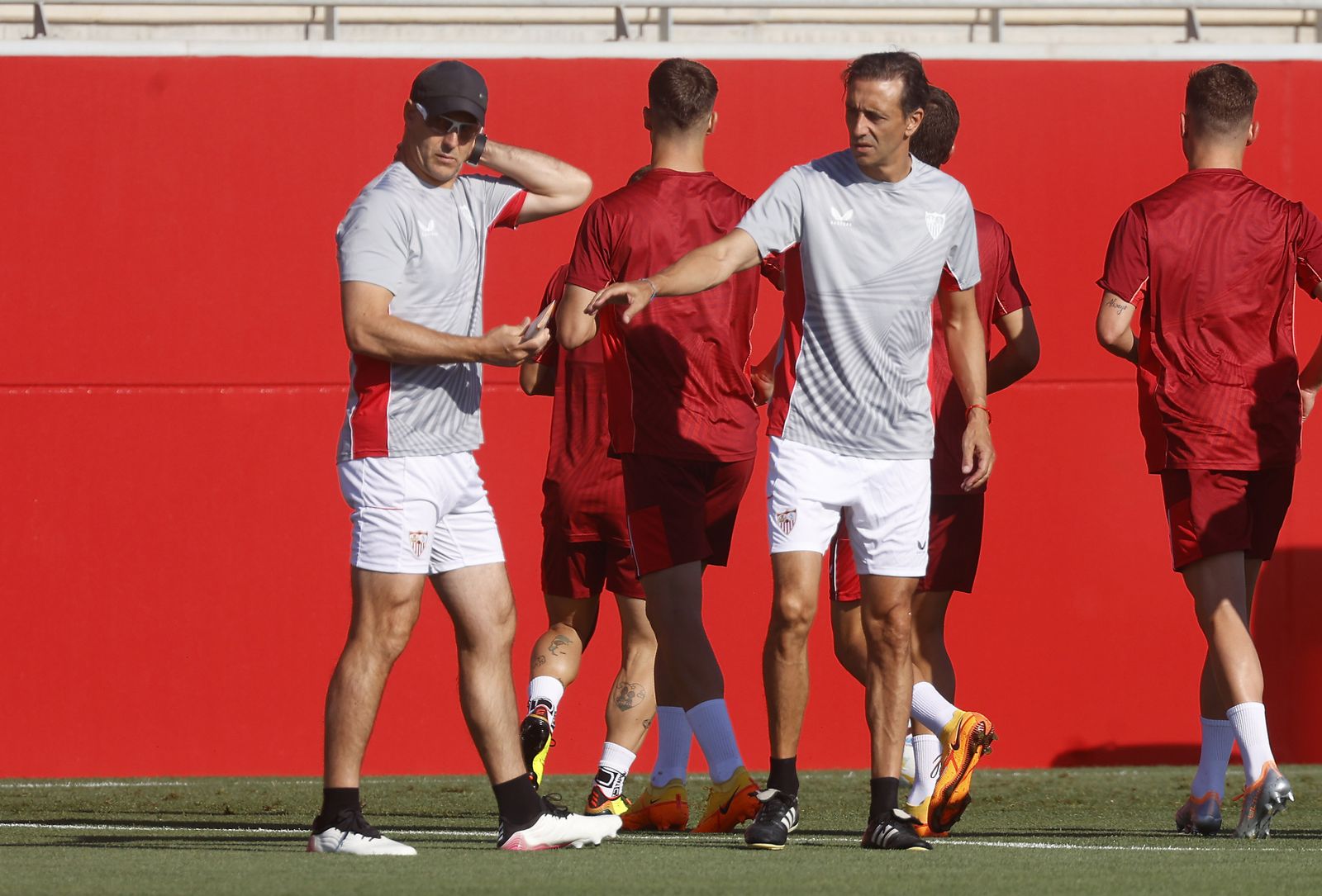 Julen Lopetegui y Pablo Sanz, durante el entrenamiento previo al viaje a Lagos.