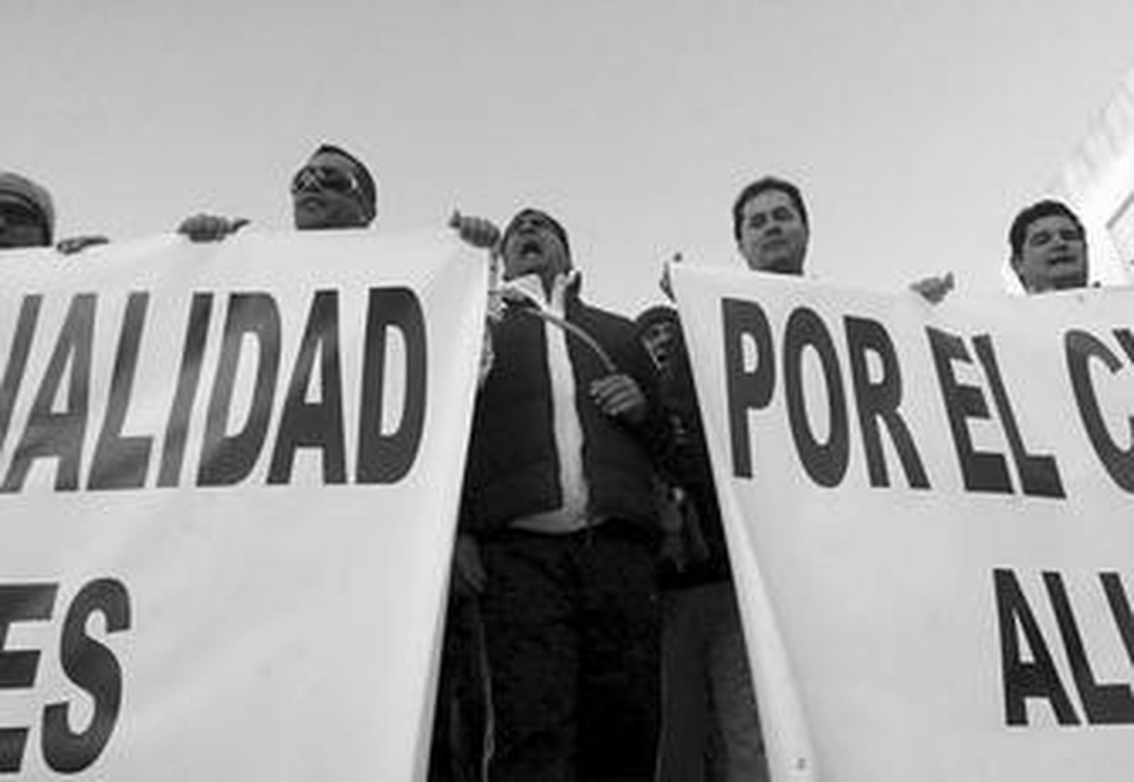 Pancartas que encabezaban la manifestación de ayer que logró parar los trabajos en la calle Real por la mañana.