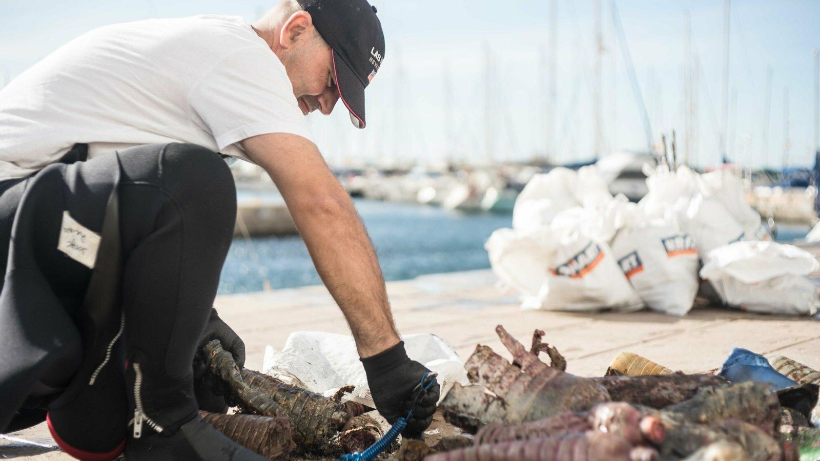 Uno de los voluntarios de tierra, en plena faena
