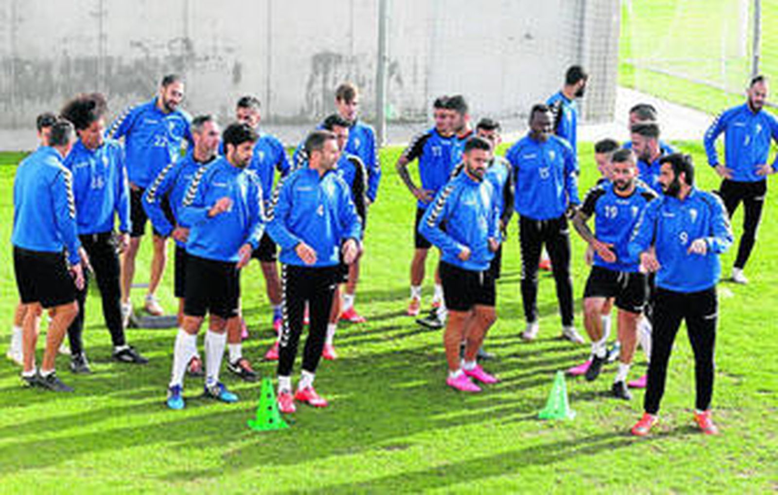 Los jugadores del Cádiz, en grupo durante un entrenamiento esta semana en la Ciudad Deportiva de El Rosal.