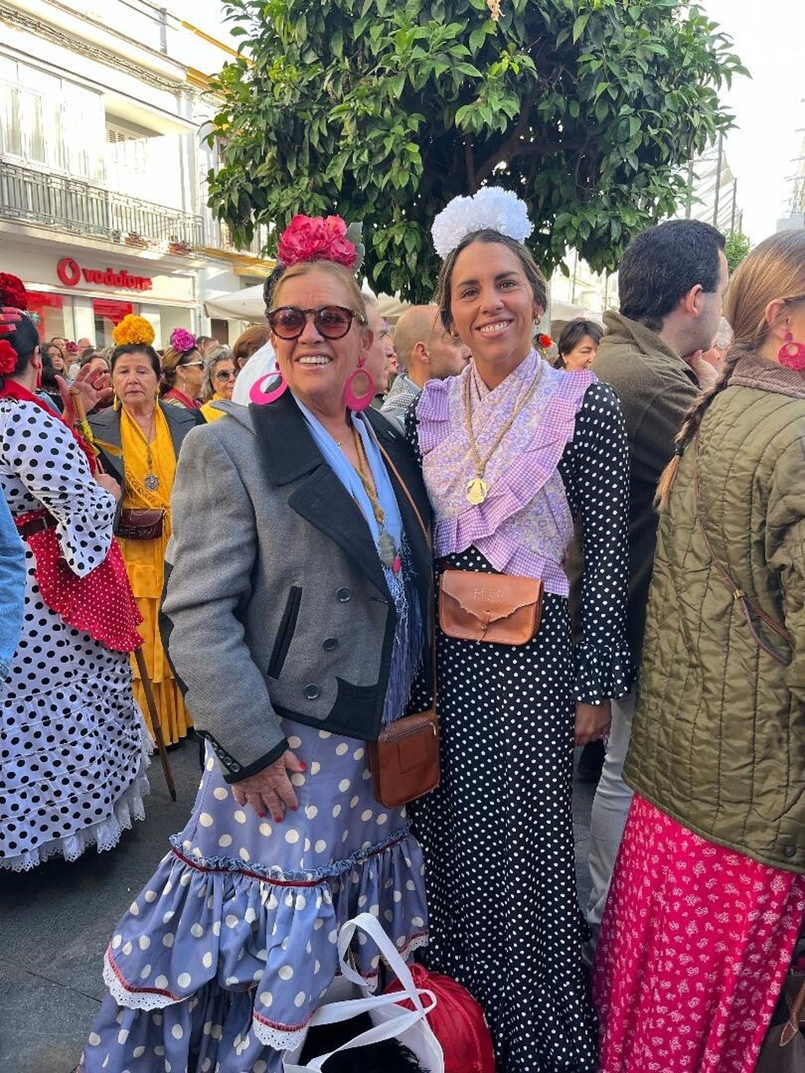 María Luisa Lavado con su hija Luisa Perdigones haciendo el camino con la hermandad de Sanlúcar de Barrameda.