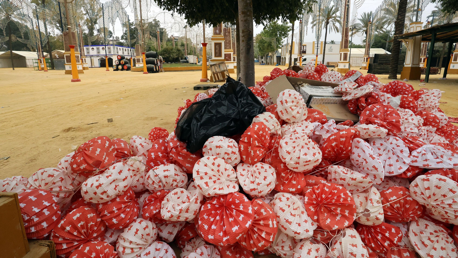 Continúan los trabajos de recogida en la Feria de Jerez 2024 Continúan los trabajos de recogida en la Feria de Jerez 2024