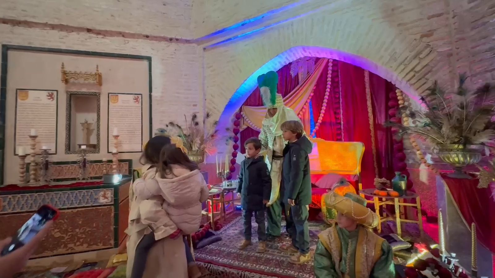 Colas en el Alcázar de Jerez para entregar las cartas de los Reyes Magos al Cartero Real