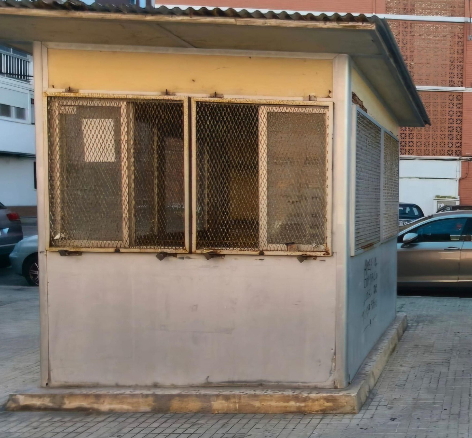 Los antiguos y abandonados quioscos perjudican el aspecto de la ciudad por culpa de su situación de deterioro por lo que necesitan algún tipo de pensada al respecto