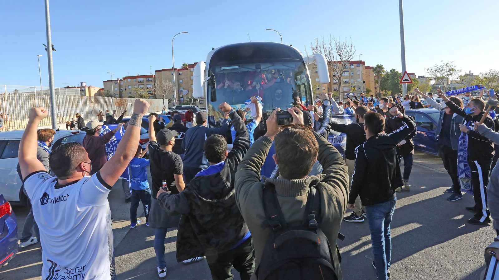 Los aficionados del Xerez CD han despedido a sus jugadores en La Granja.