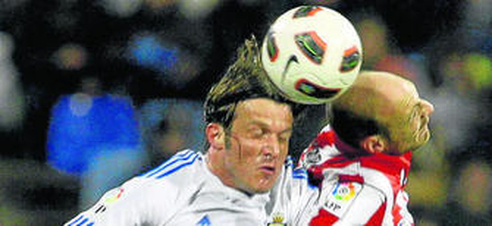 Toquero y Lanzaro pugnan por un balón aéreo.