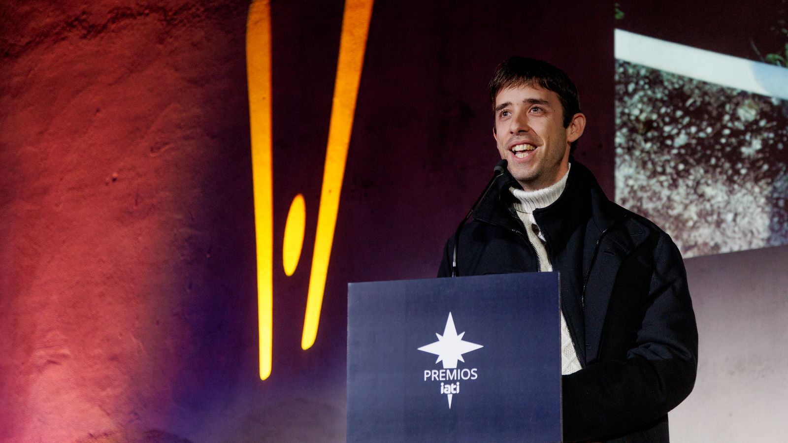 Miguel Egido con el Premio IATI 2025 a 'El Diario de un mentiroso'.