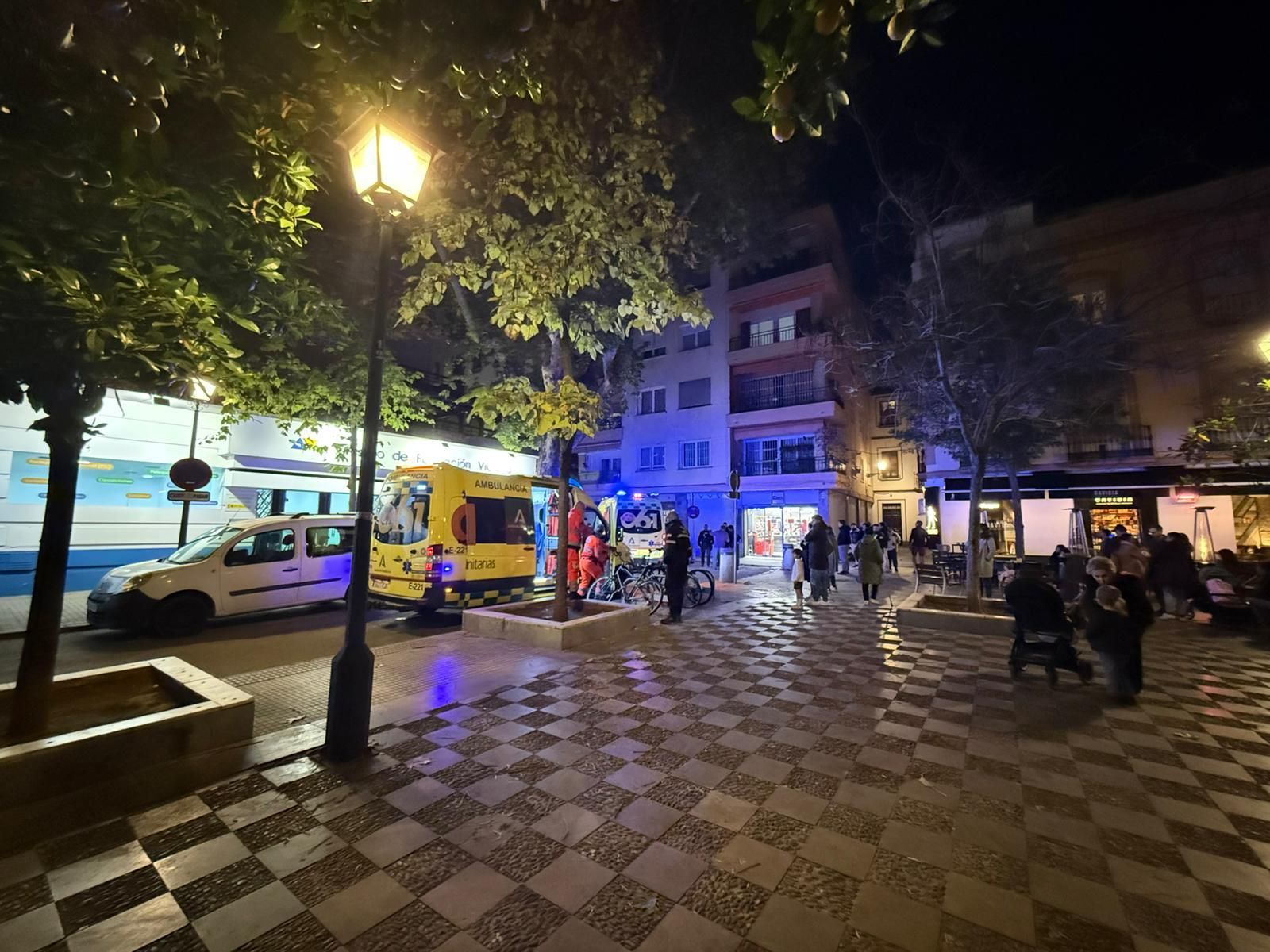 Una ambulancia del 061 en la plaza de la Gavidia, este miércoles.