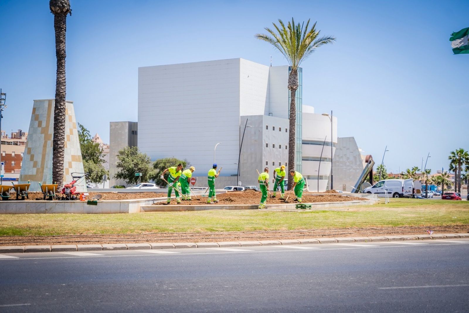 Un grupo de operarios, trabajando en la emblemática glorieta.