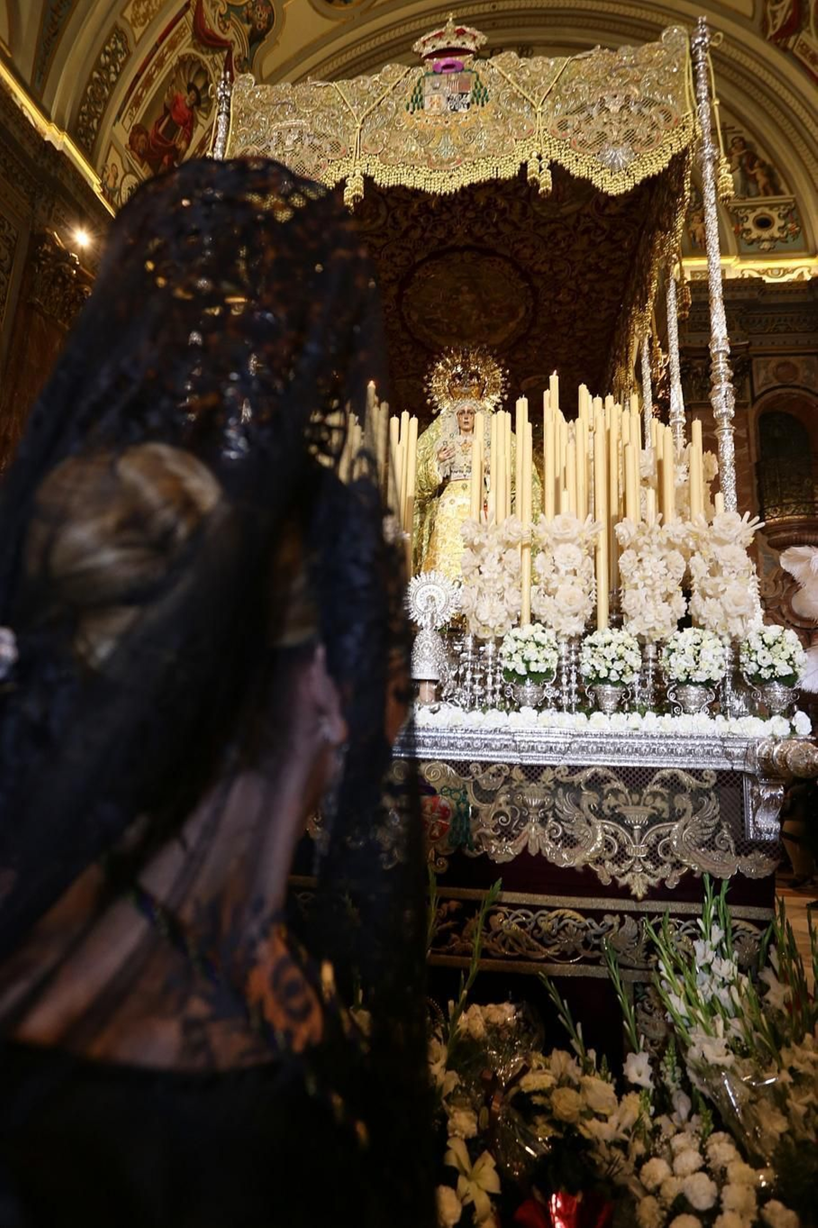 Visita a la basílica de la Macarena en el mañana del Jueves Santo.