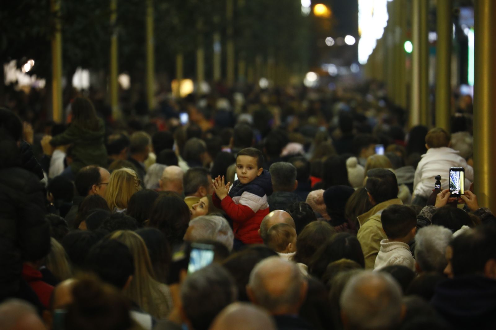 El encendido del espectáculo navideño de la calle Cruz Conde de Córdoba, en imágenes