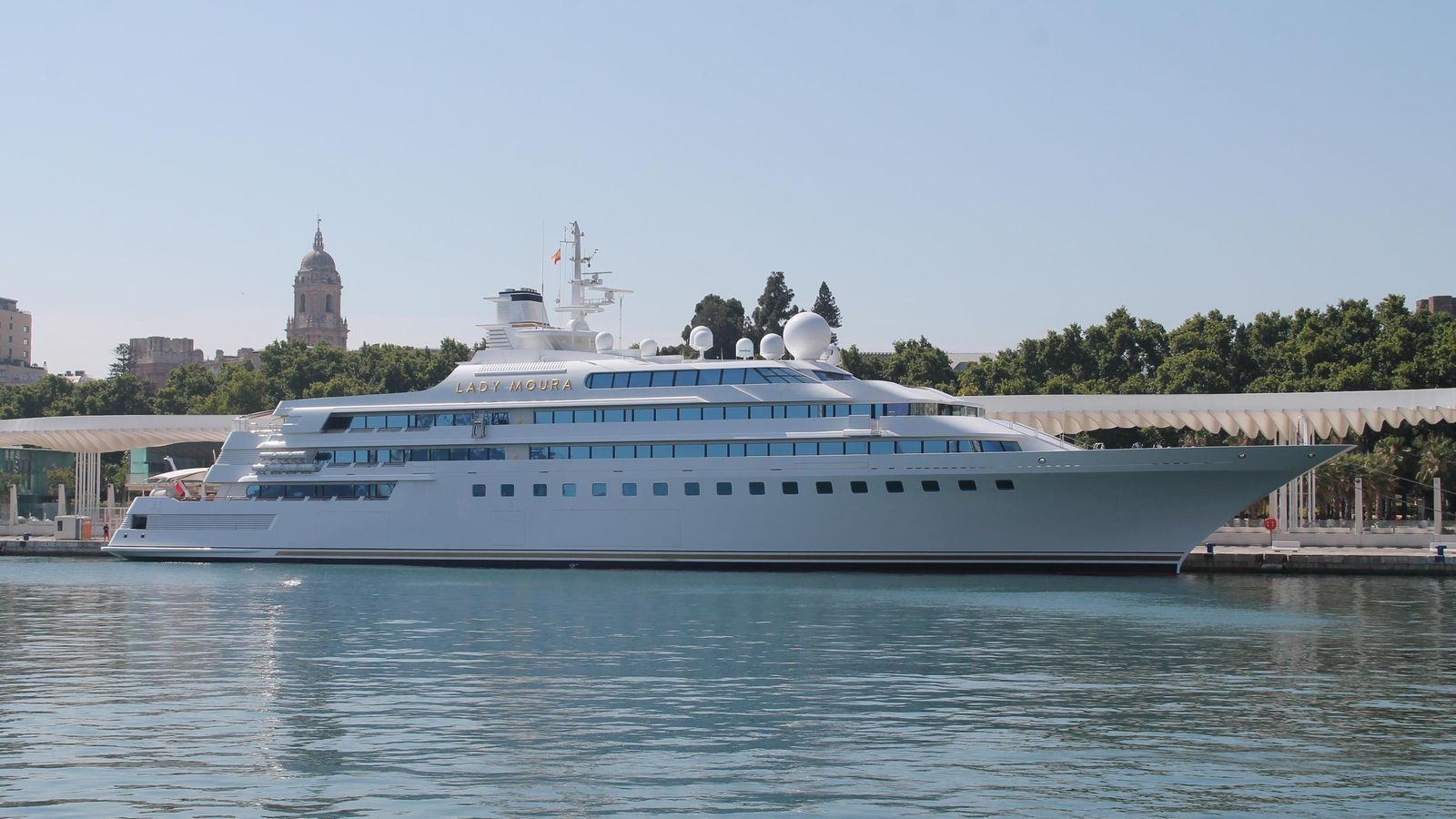 Super yate ‘Lady Moura’ . Durante sus tres días de estancia mostró las grandes letras de oro de 24 quilates que componían su nombre.