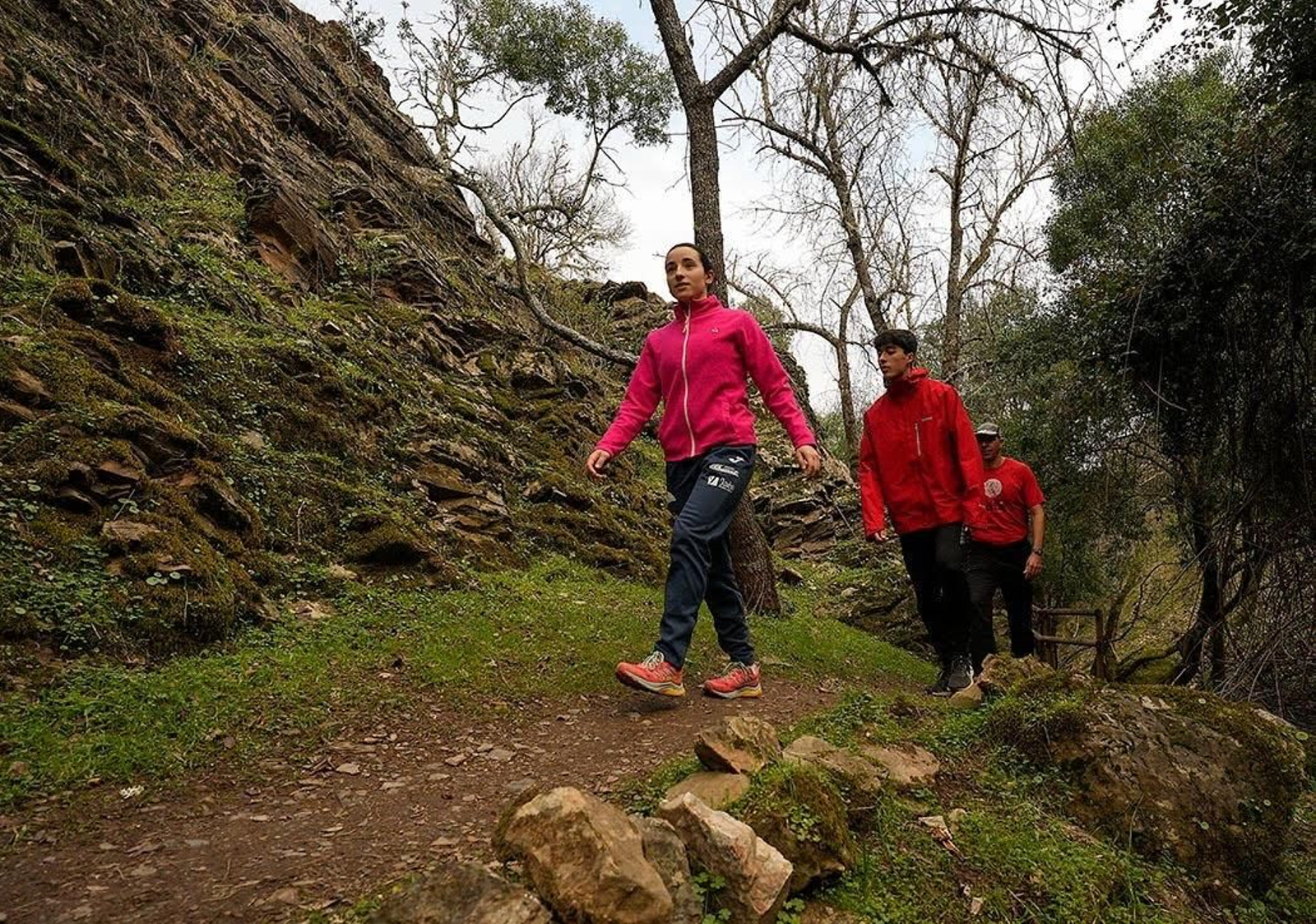 Esta ruta tiene una dificultad media-alta con un recorrido que se completa en aproximadamente cuatro horas.