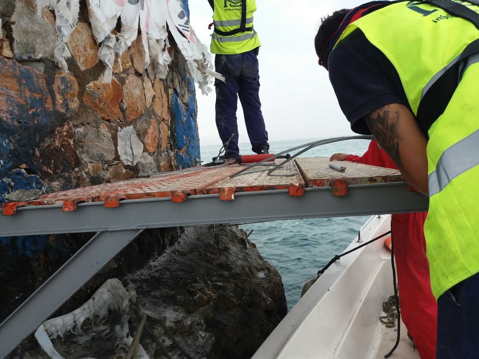 Operarios trabajando en el lugar.