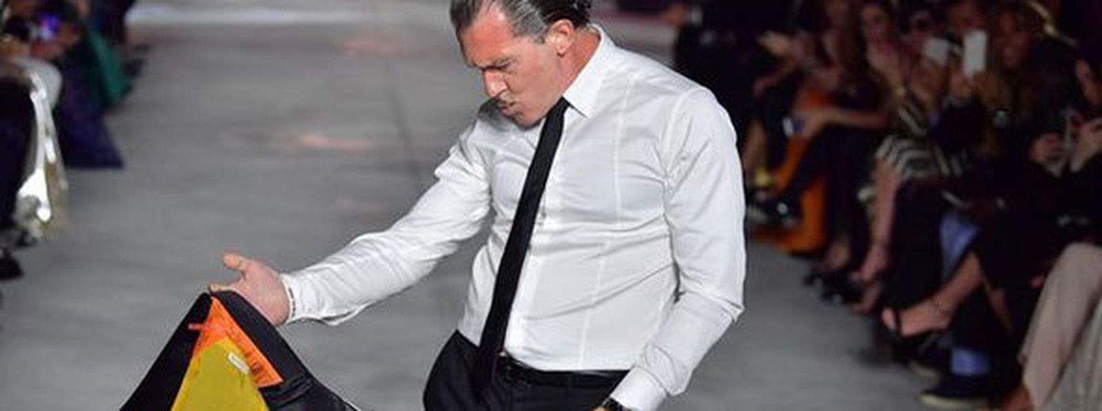 El pase 'torero' del actor durante el desfile. / EP.