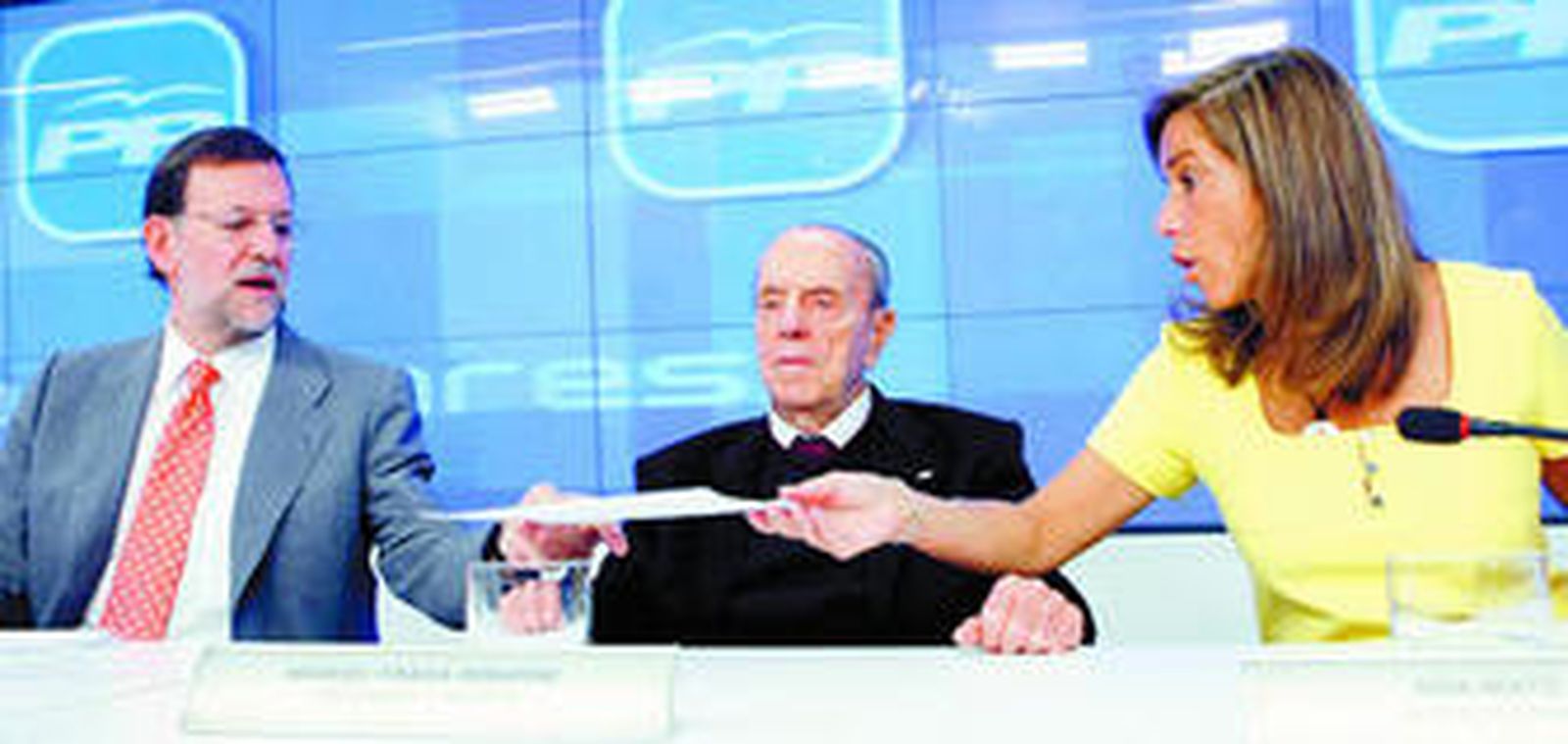 Mariano Rajoy recibe un informe de Ana Mato en presencia de Manuel Fraga, ayer durante la reunión del comité de dirección del PP.