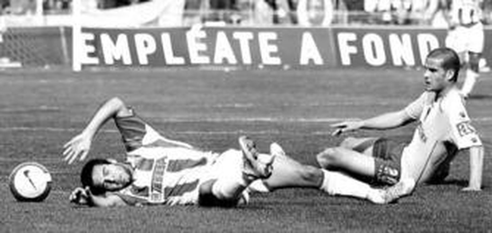 Miguel García mira a Popo en un lance del partido de la pasada temporada.