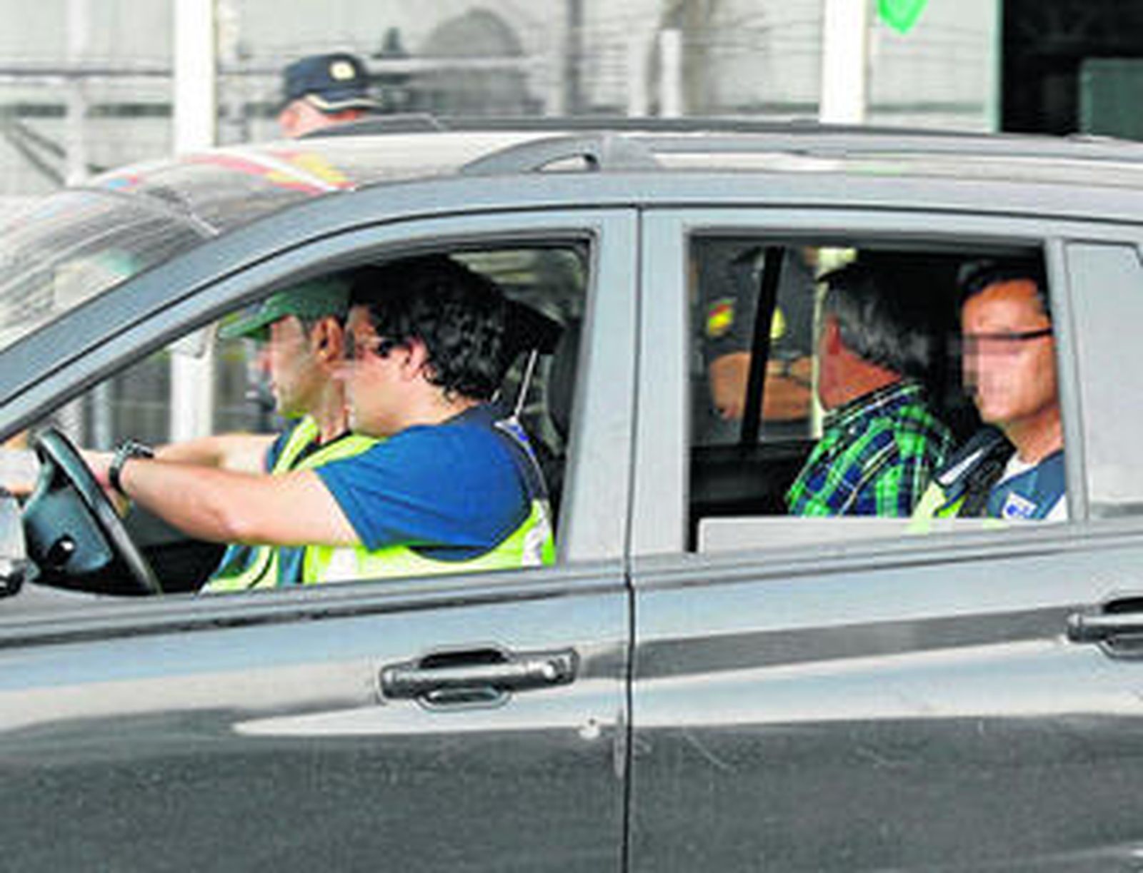 Agentes de la UDEV sacando al detenido de las oficinas de la Tesorería General.
