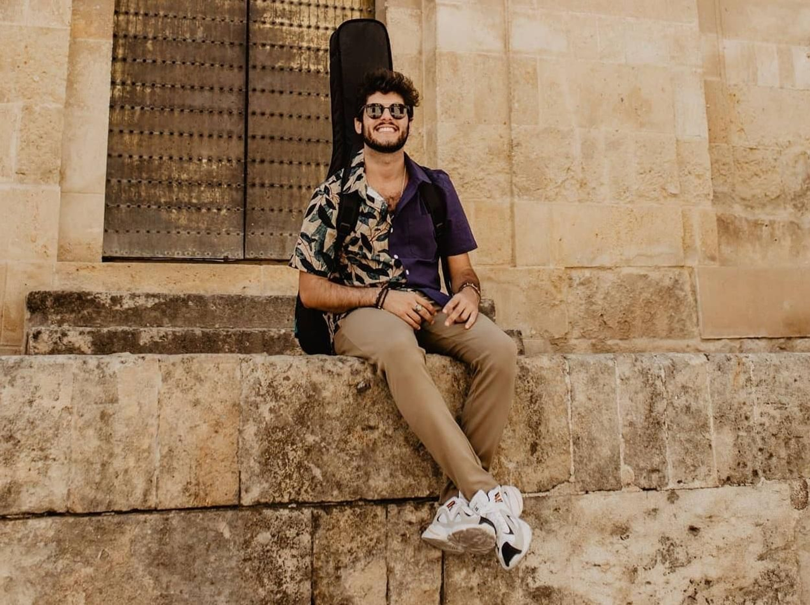Rafa Romera posa en el exterior de la Mezquita-Catedral de Córdoba.