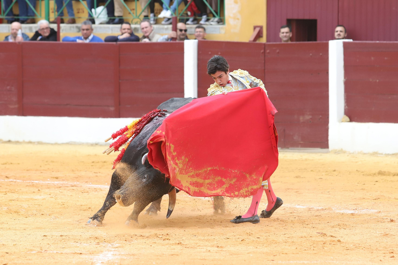 Imágenes de la novillada previa a la Semana Santa en la plaza de toros de La Línea