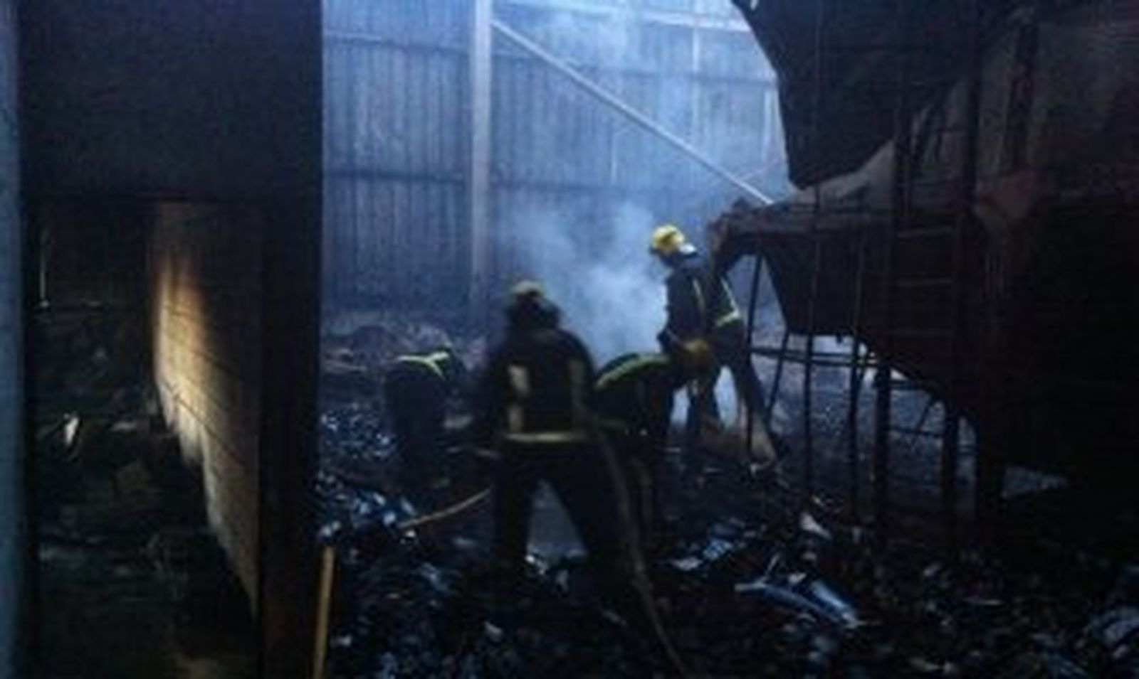 Extinguido el incendio de una planta embotelladora de agua