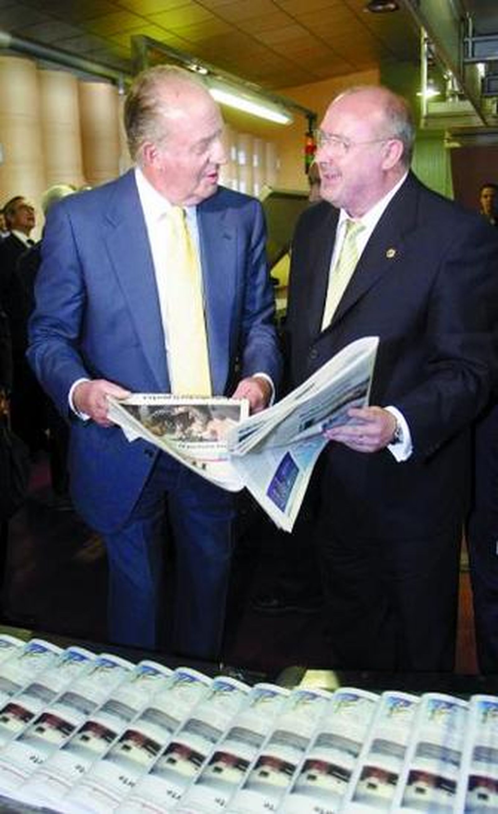 El Rey junto al director de 'Ideal', Eduardo Peralta.