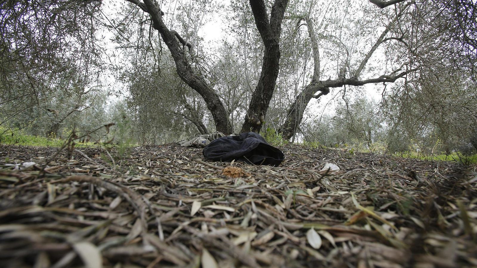 Restos de ropa en el escenario de crimen.