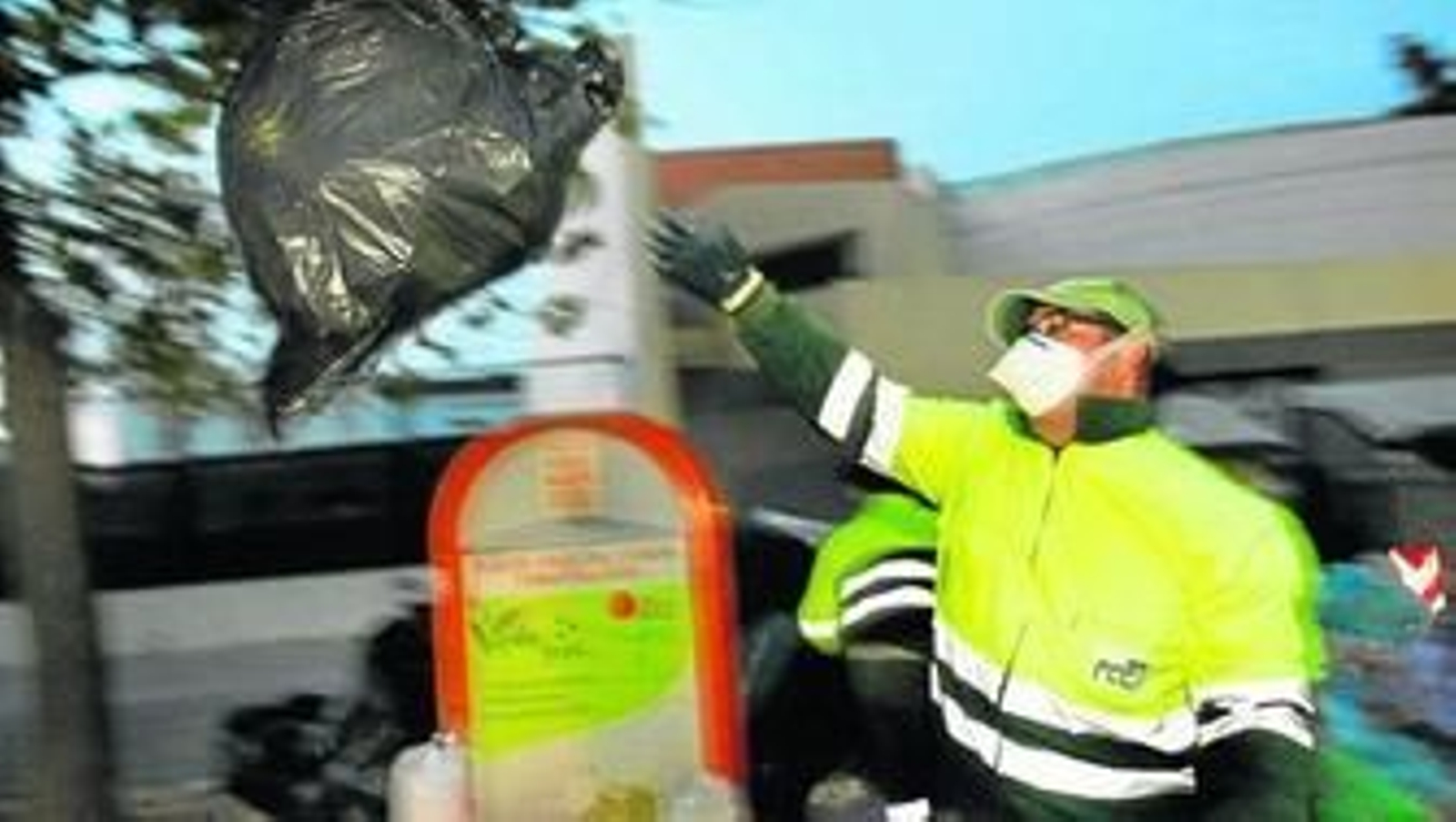 La recogida de residuos se realizó a lo largo de la jornada de ayer, aunque por la noche aún quedaban numerosas zonas con la basura en la calle.