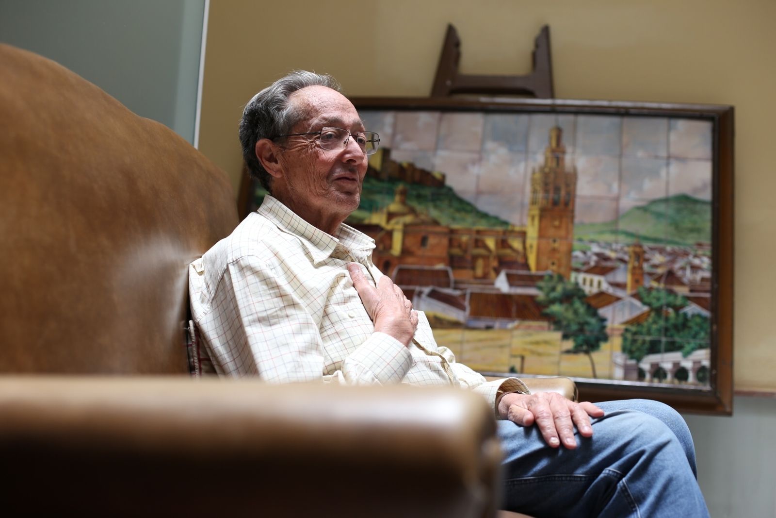 Alejandro Cotta, junto a un cuadro de Morón, patria paterna, en la casa de calle García Ramos donde nació.