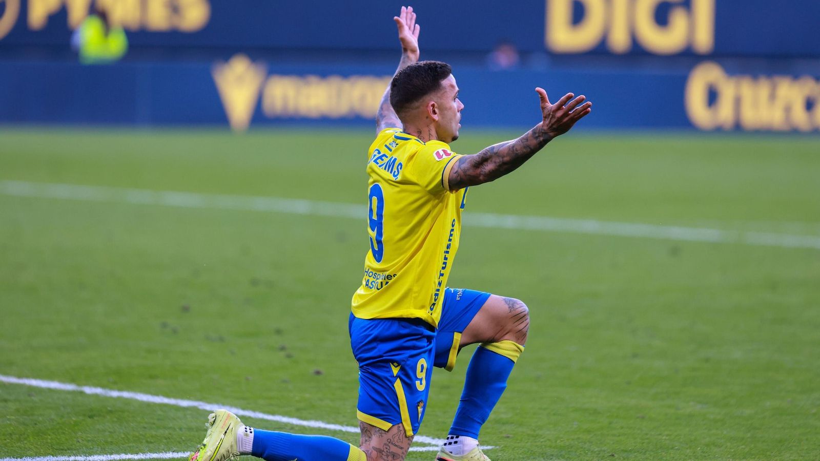 Roger Martí protesta una acción en el partido entre el Cádiz y la Cultural Leonesa.