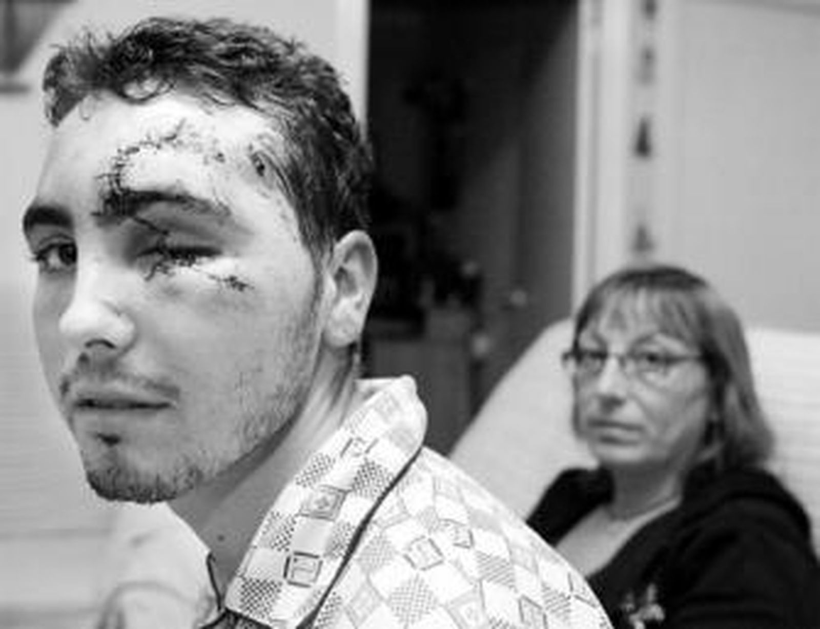 Adrián Iglesias, ayer en su domicilio donde convalece. Tras él, su madre, Margarita.