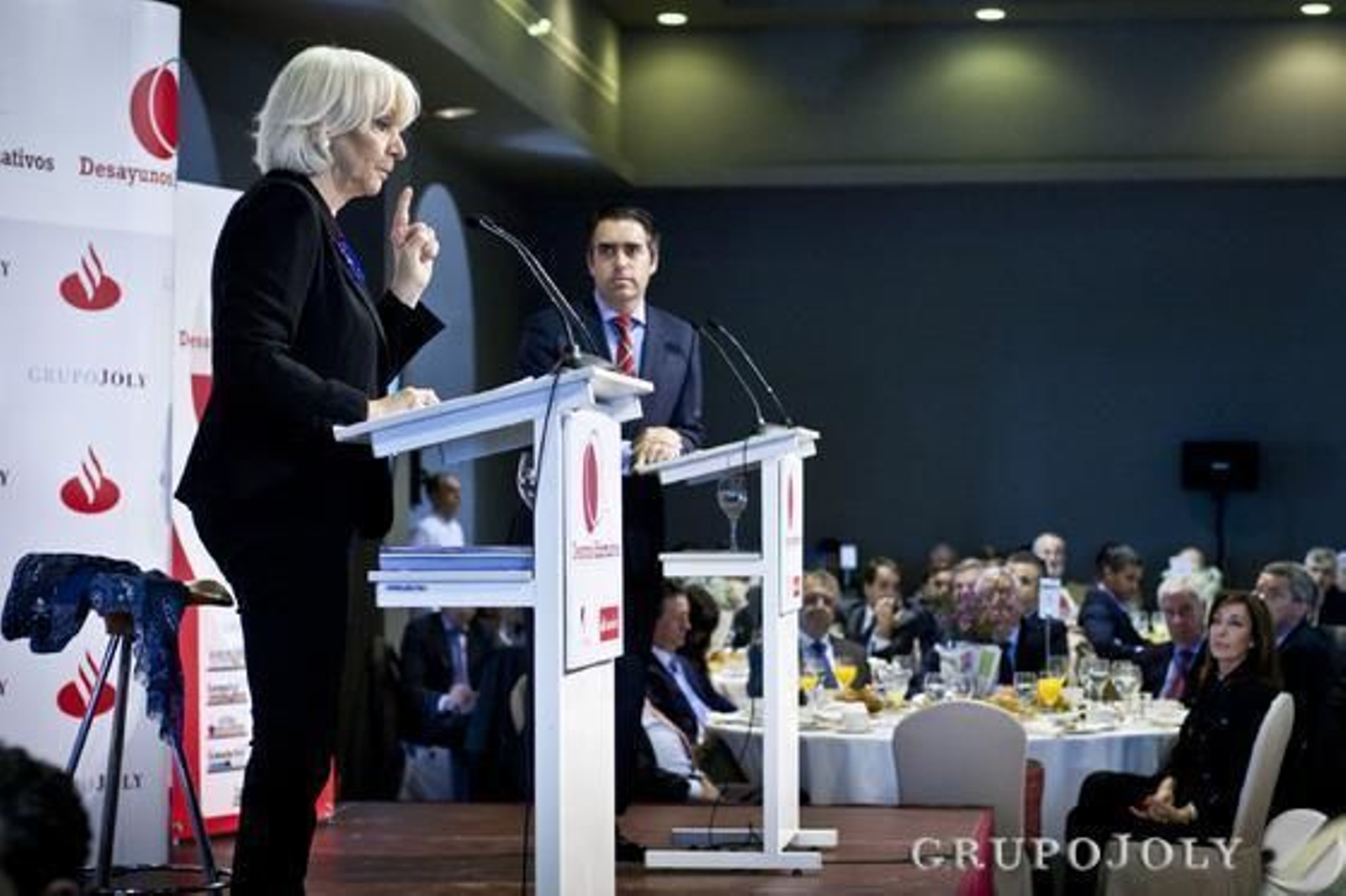 La alcaldesa de Cádiz, Teófila Martínez, responde a las preguntas con el director de ‘Diario de Cádiz’, Rafael Navas, en segundo término.  Foto: Julio Gonzalez