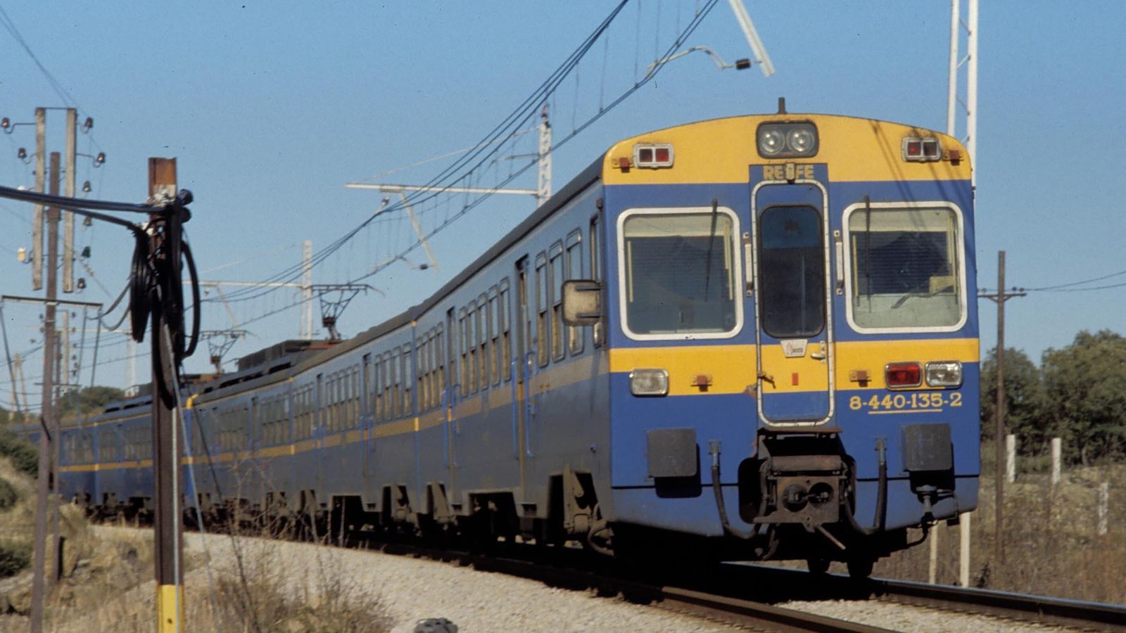 Trenes 440 con los que comenzó el Cercanías en 1991.