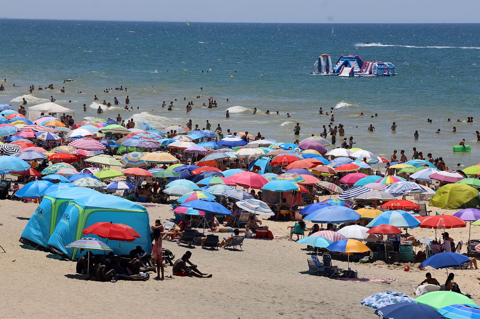 Imágenes de una mañana de calor y playa en Matalascañas