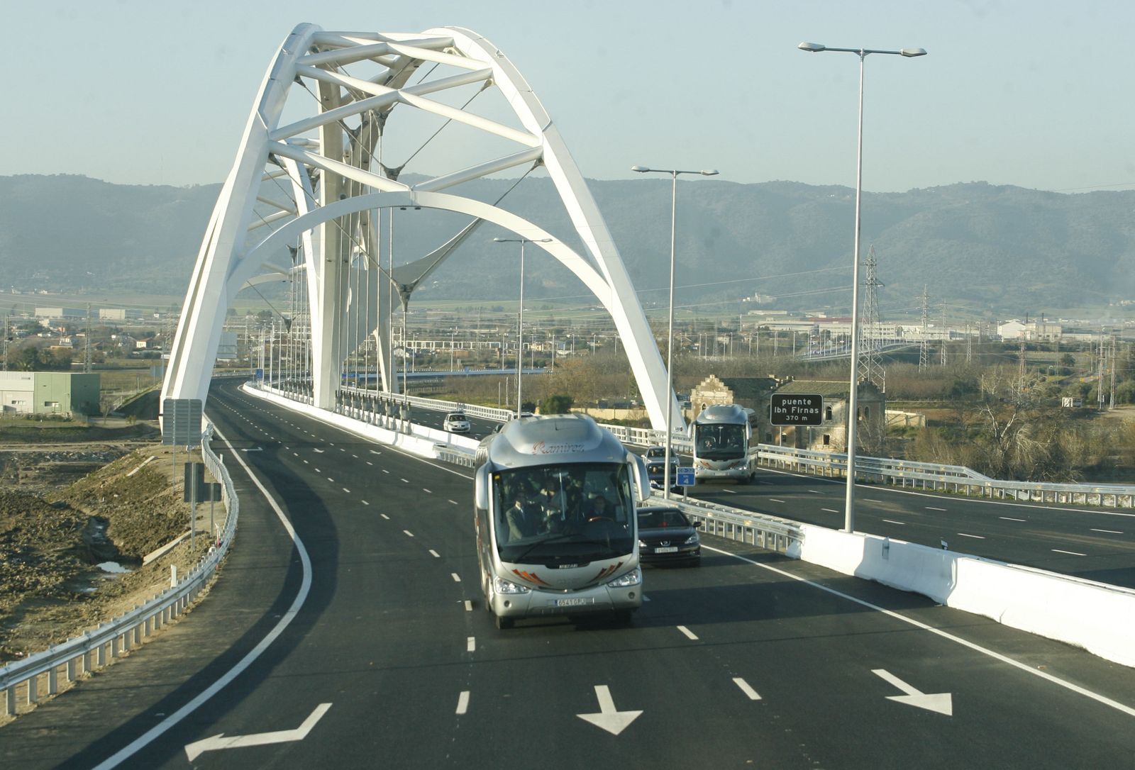 Vehículos transitan por el puente Ibn Firnas en la capital cordobesa