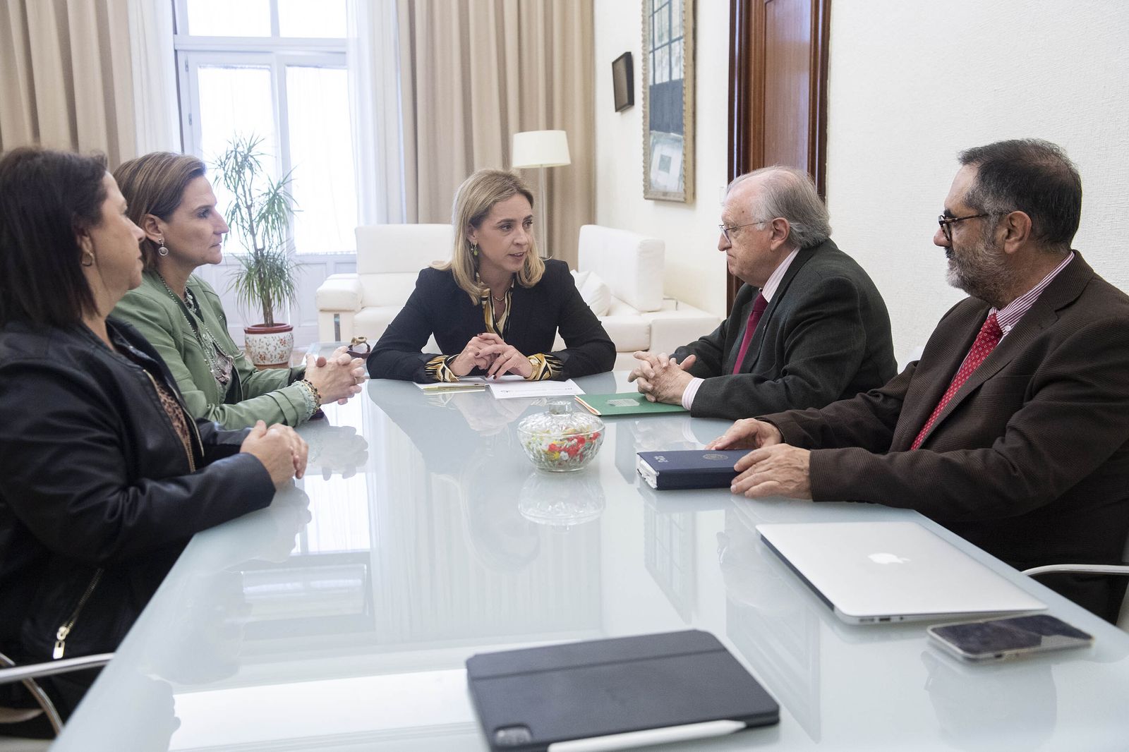 Encuentro entre la presidenta de la Diputación y los Graduados Sociales.