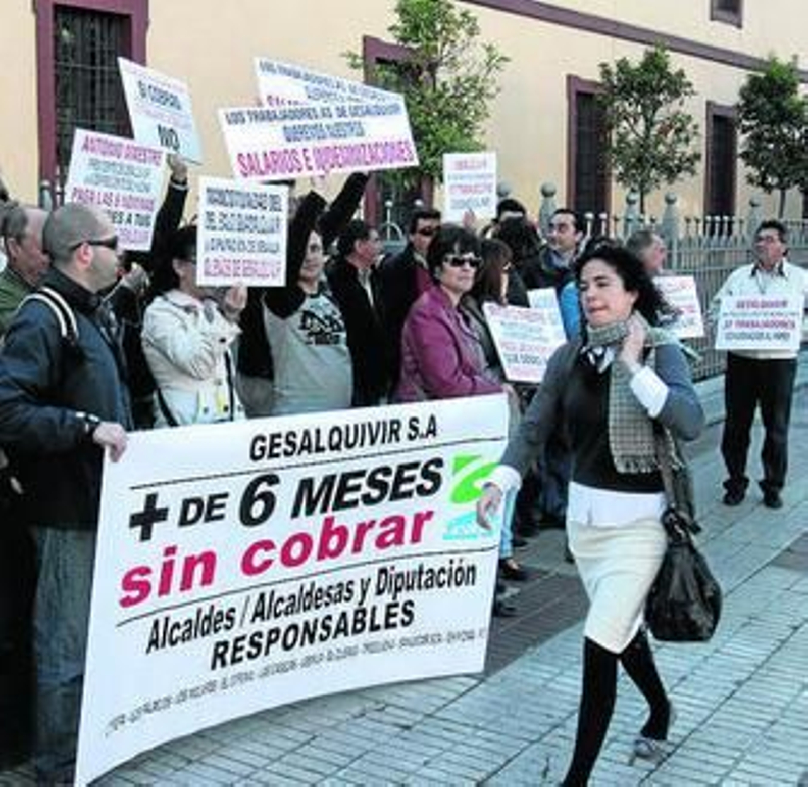 Una protesta de personal de Gesalquivir ante la Diputación.