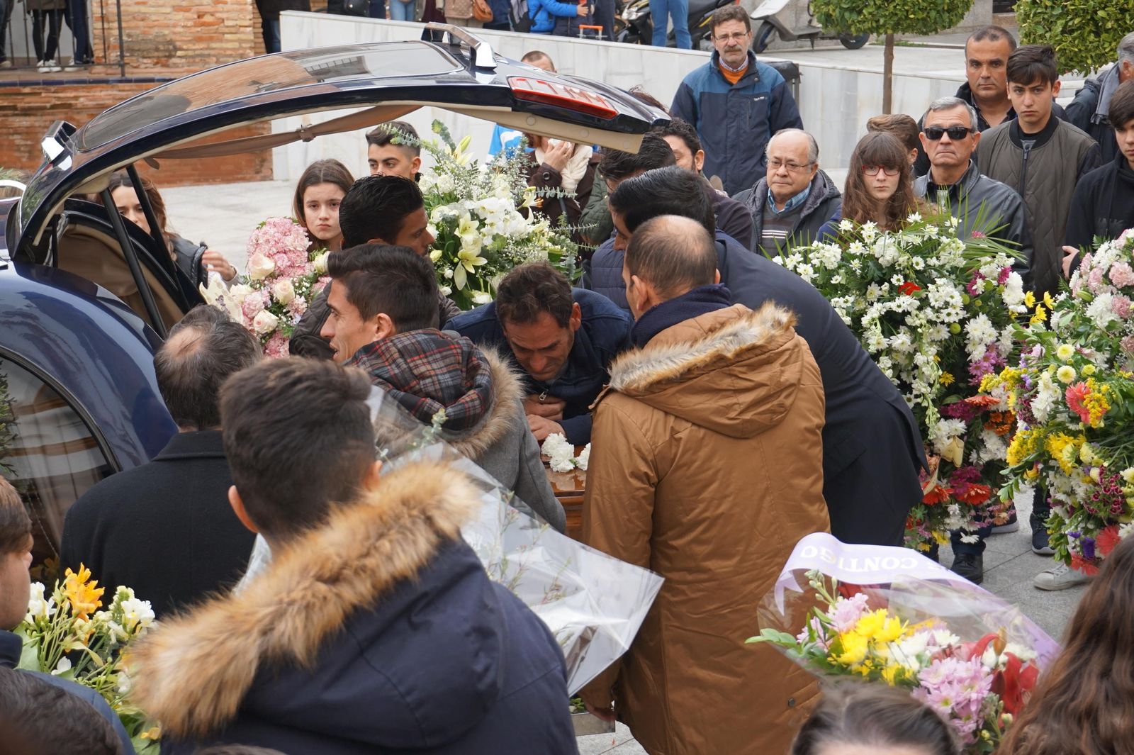 Llanto ante el féretro del joven fallecido, ayer en Bollullos.