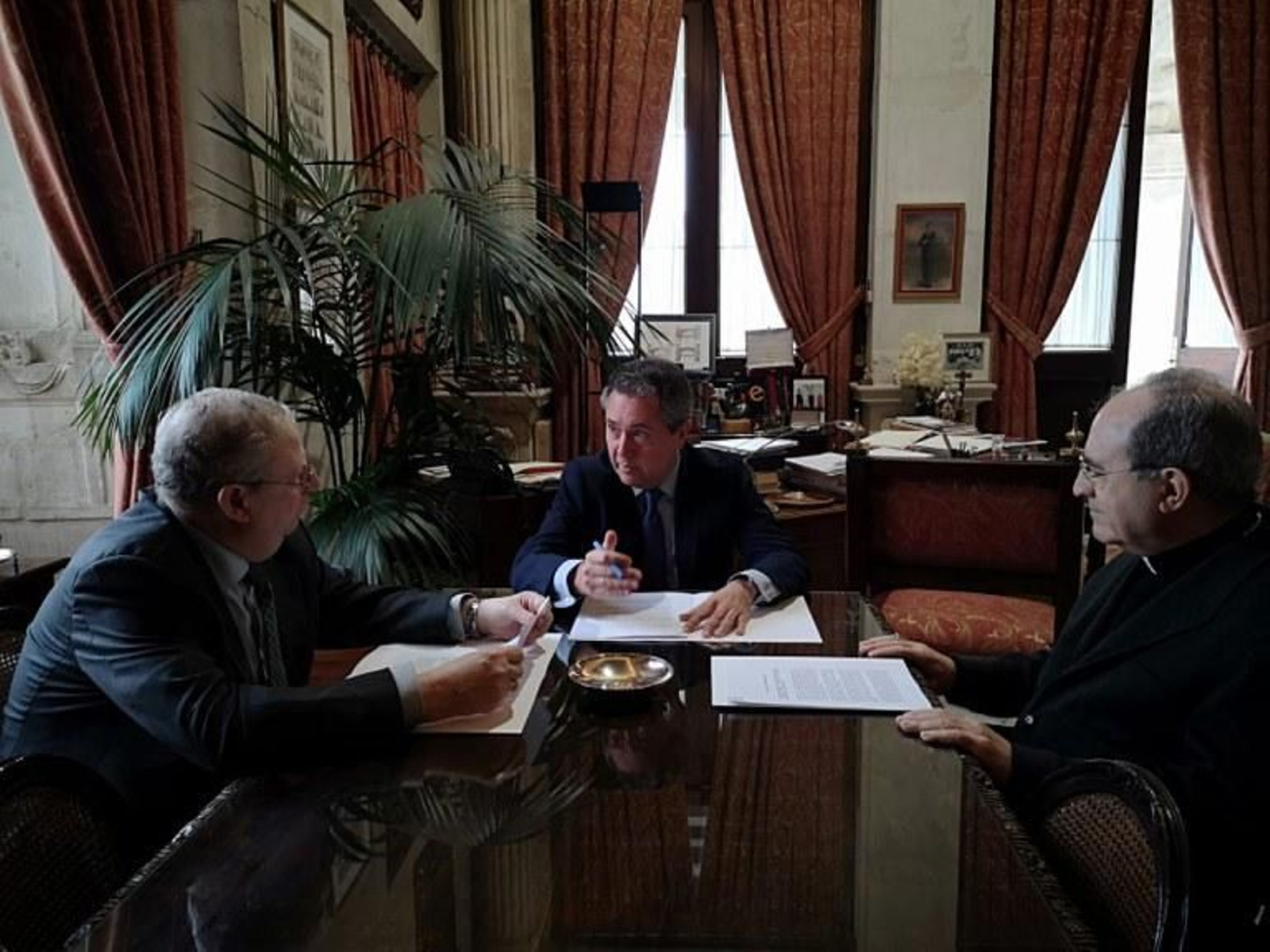 Reunión entre el alcalde, Juan Espadas, el arzobispo, monseñor Asenjo, y el presidente del Consejo, Francisco Vélez, aquel 14 de marzo de 2020.