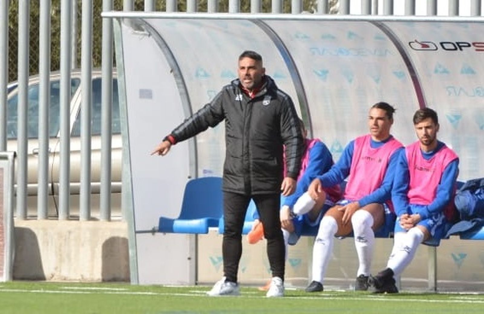 Emilio Fajardo da instrucciones a sus jugadores en el Lorenzo Ramos de La Rinconada.