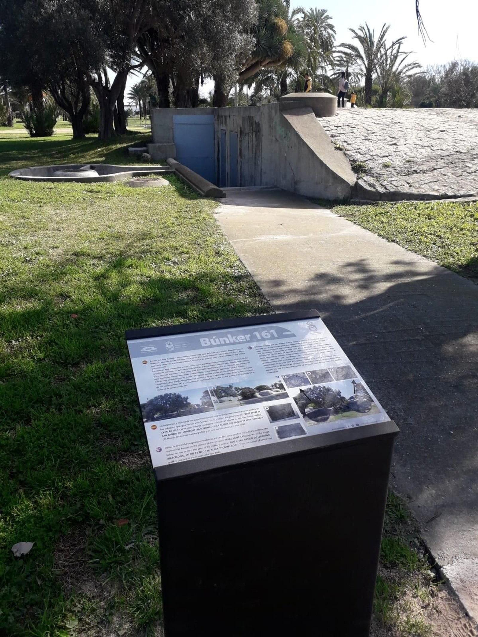 Uno de los paneles retirados en un búnker del parque Princesa Sofía de La Línea Uno de los paneles retirados en un búnker del parque Princesa Sofía de La Línea
