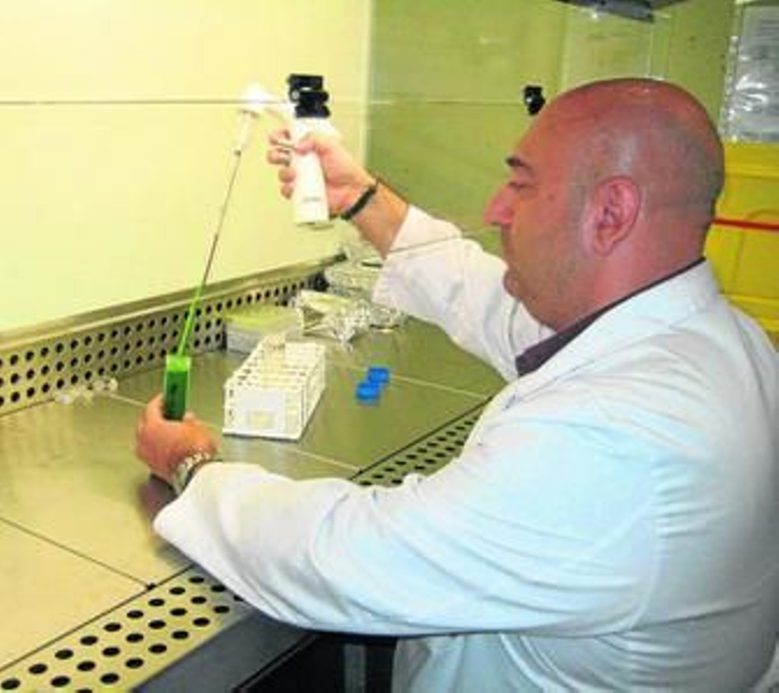 El doctor Francisco Navarro, realizando un ensayo