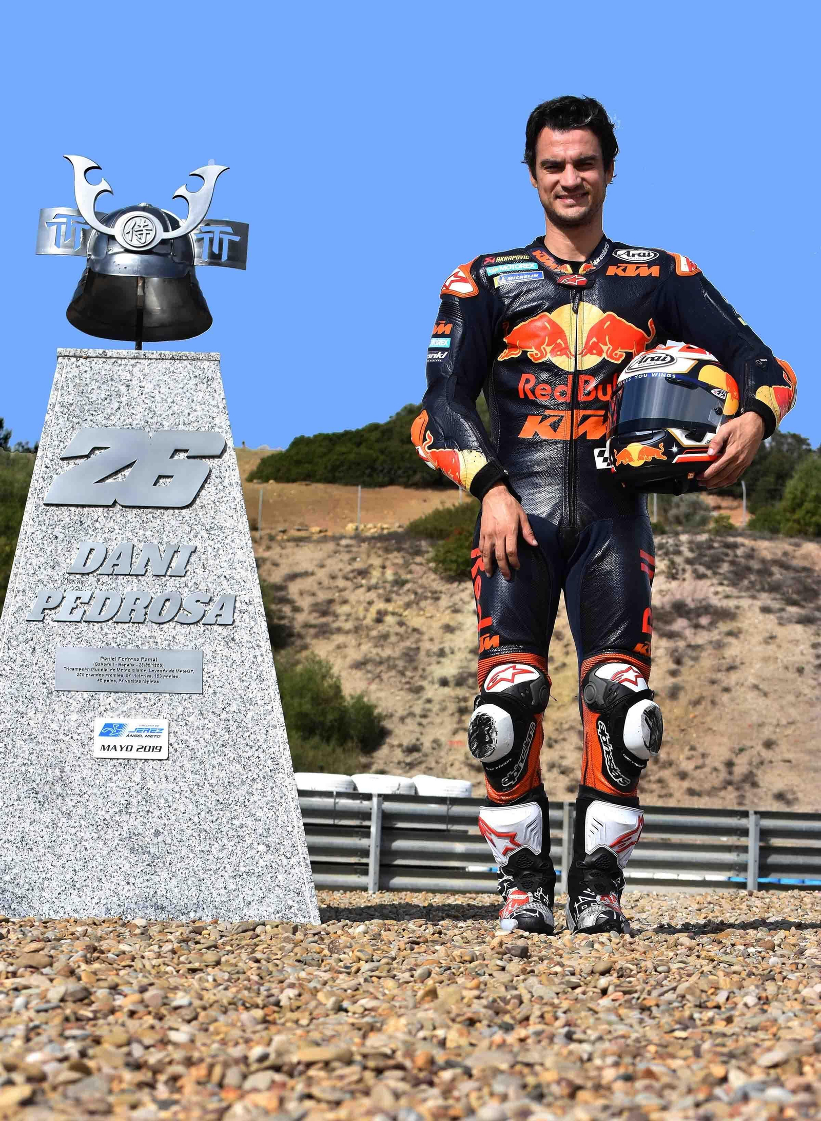 Dani Pedrosa, con los colores de KTM, junto a su monolito en la curva que lleva su nombre en Jerez. Dani Pedrosa, con los colores de KTM, junto a su monolito en la curva que lleva su nombre en Jerez.