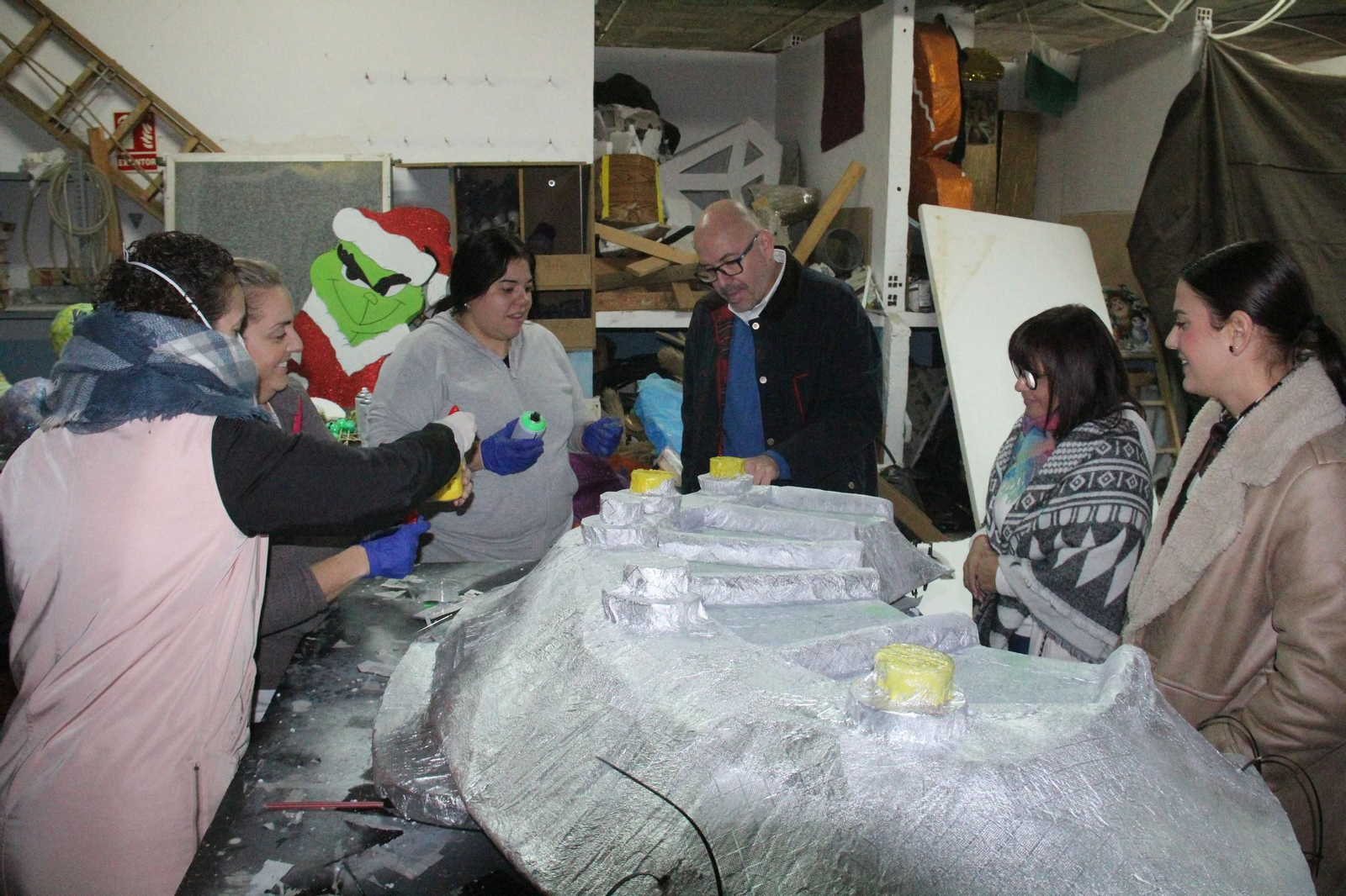 El alcalde durante su visita a los talleres.