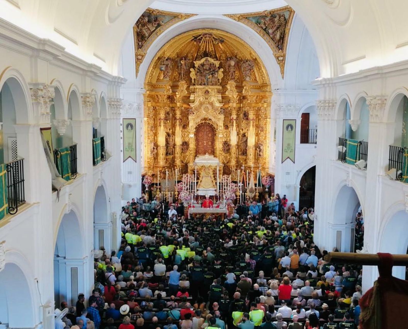 La ermita de la Virgen del Rocío, a rebosar esta mañana durante la misa de la Guardia Civil.