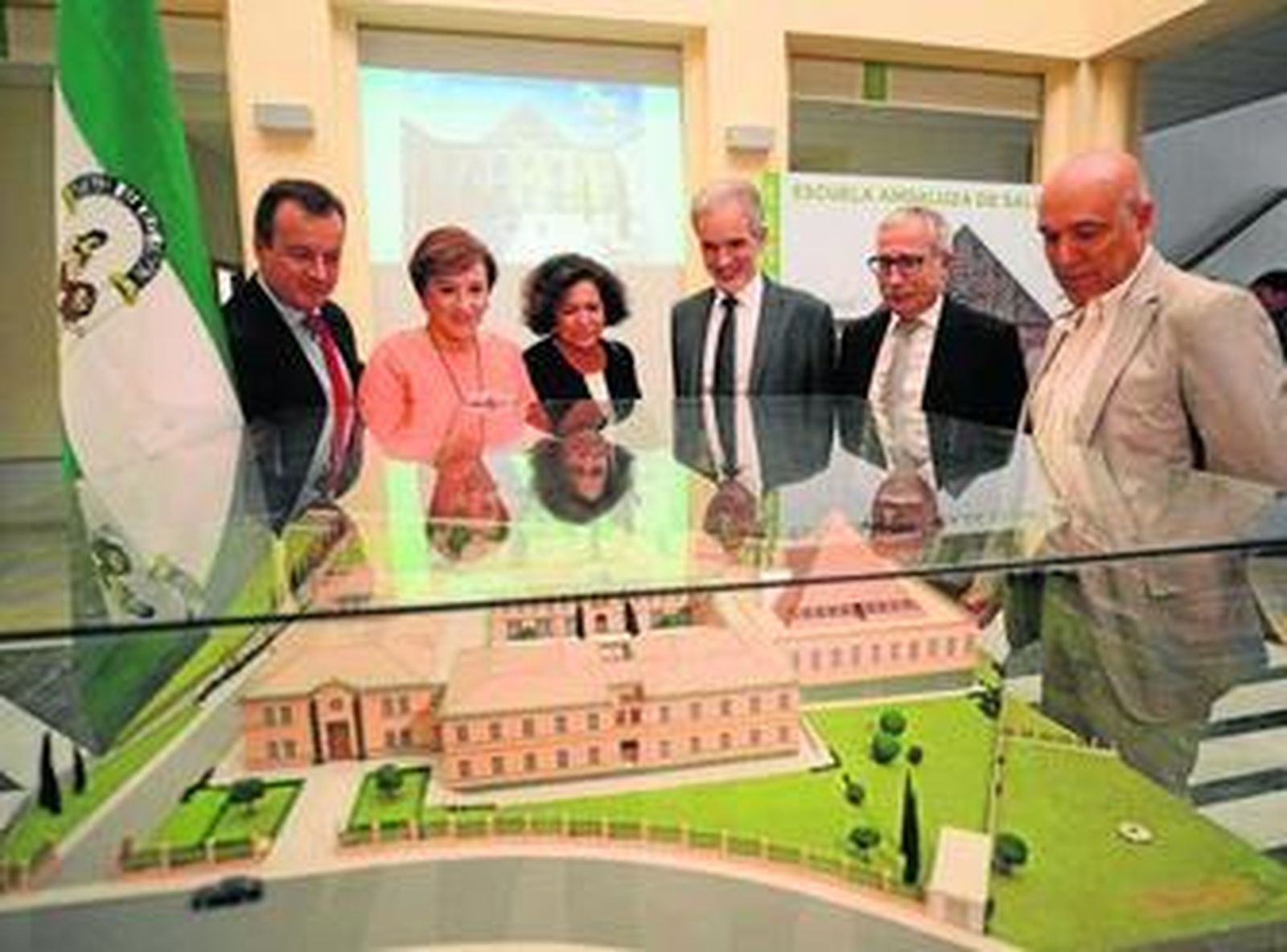 Los representantes institucionales observan una maqueta de la EASP en su actual sede, que celebra 25 años.